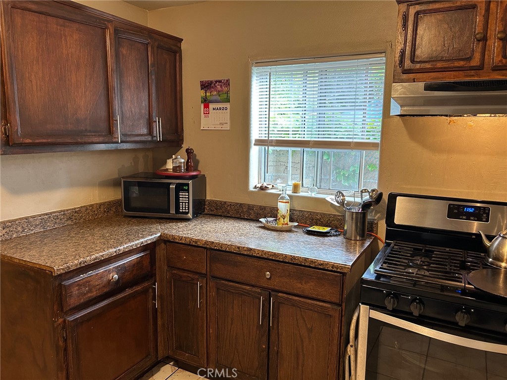 1214 E Street Corona, CA 92882 - Photo 13 of 28 Kitchen