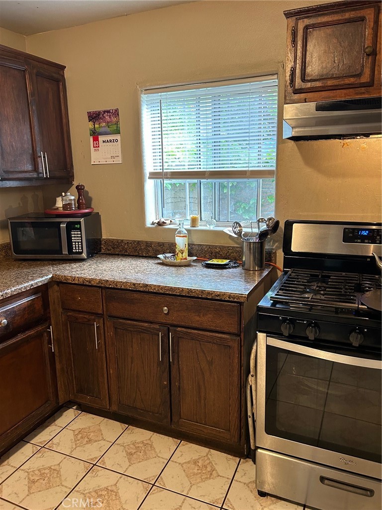 1214 E Street Corona, CA 92882 - Photo 14 of 28 Kitchen