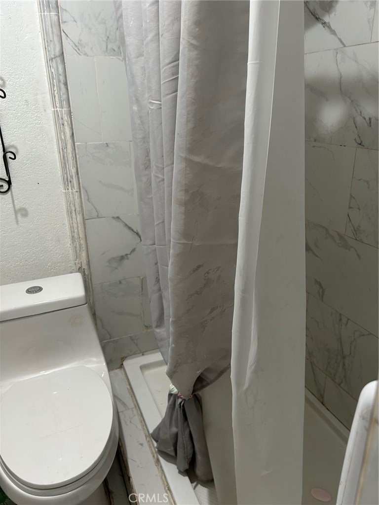 1214 E Street Corona, CA 92882 - Photo 21 of 28 Guest Bathroom