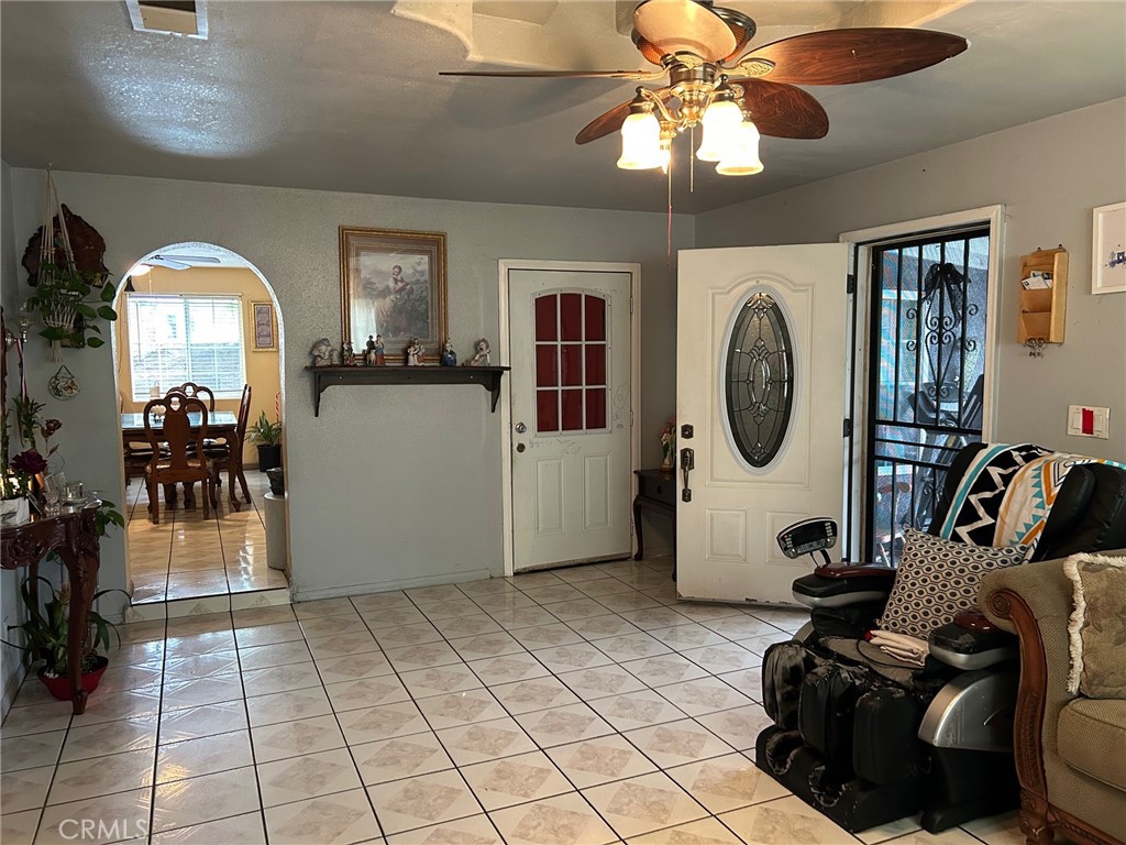 1214 E Street Corona, CA 92882 - Photo 5 of 28 Living Room