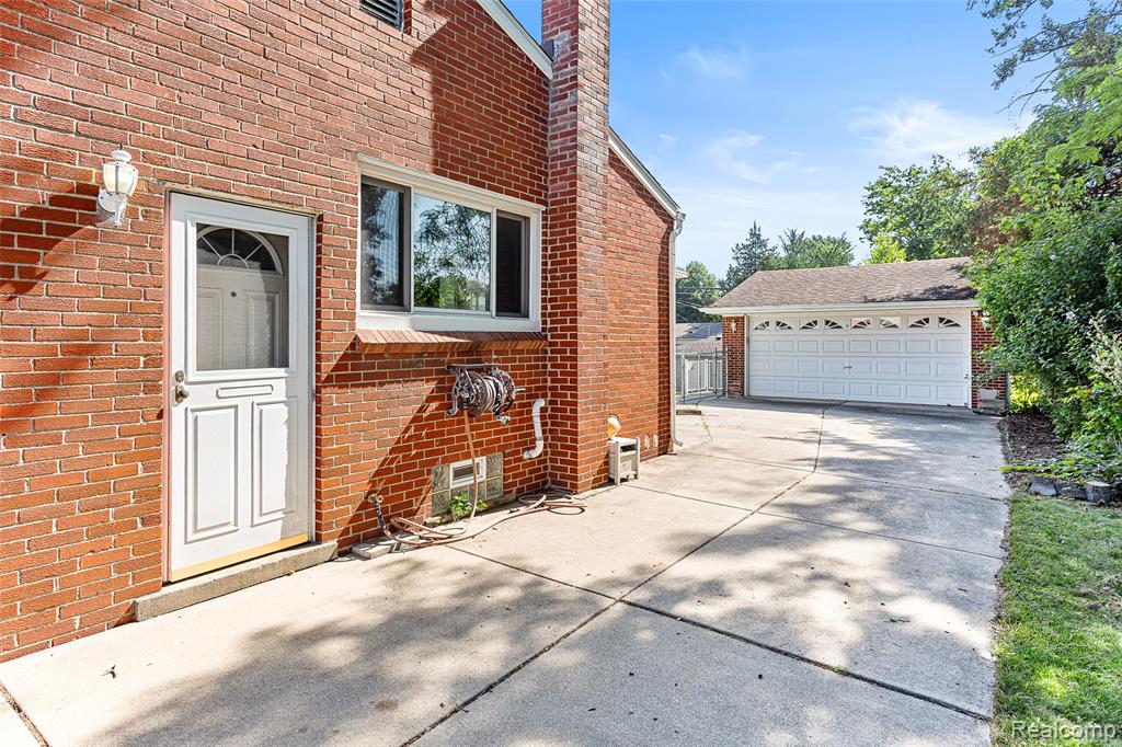 23020 Farmington Road Farmington, MI 48336 - Photo 32 of 39 Gallery Image 32