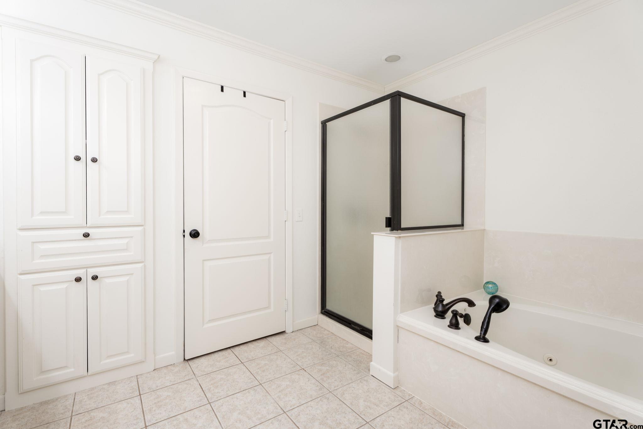 353 Deer Creek Road Big Sandy, TX 75755 - Photo 14 of 30 a bathroom with a bathtub and shower