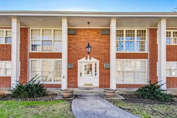 $330,000 | 1777 Dewes Street, Unit E, Glenview, IL 60025