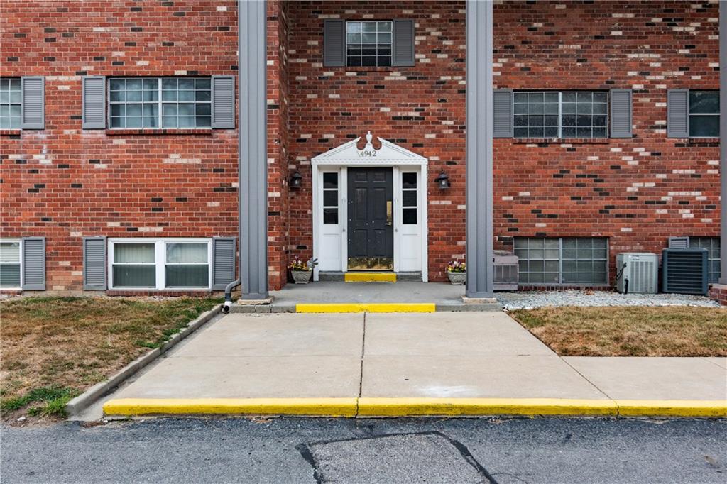 4942 Allisonville Road, Unit F Indianapolis, IN 46205 - Photo 3 of 20 Gallery Image 3