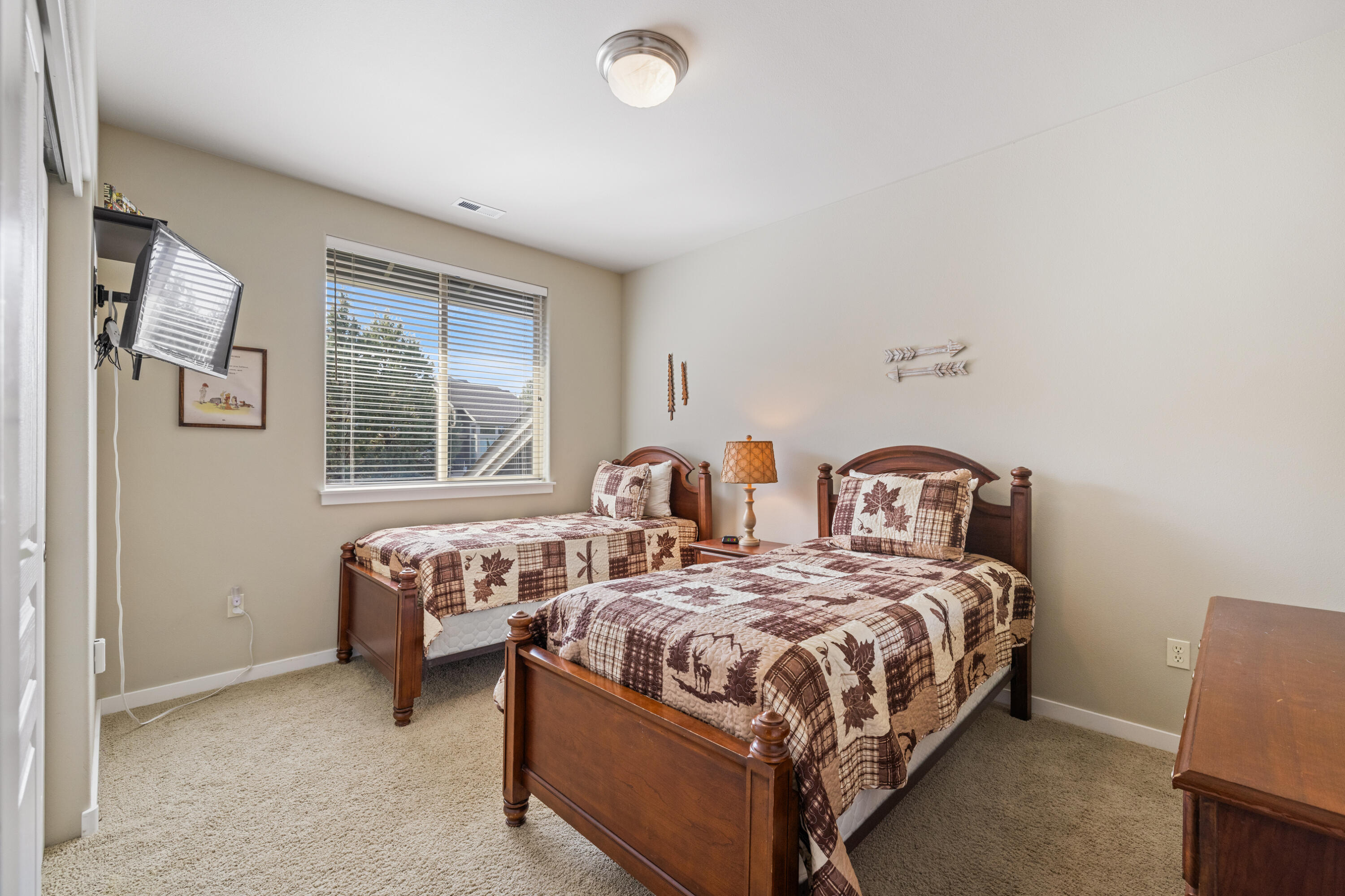 10674 Village Loop Redmond, OR 97756 - Photo 23 of 28 Spare Bedroom 2