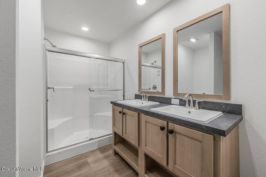 235 Davis Road Sagle, ID 83860 - Photo 17 of 29 master bathroom