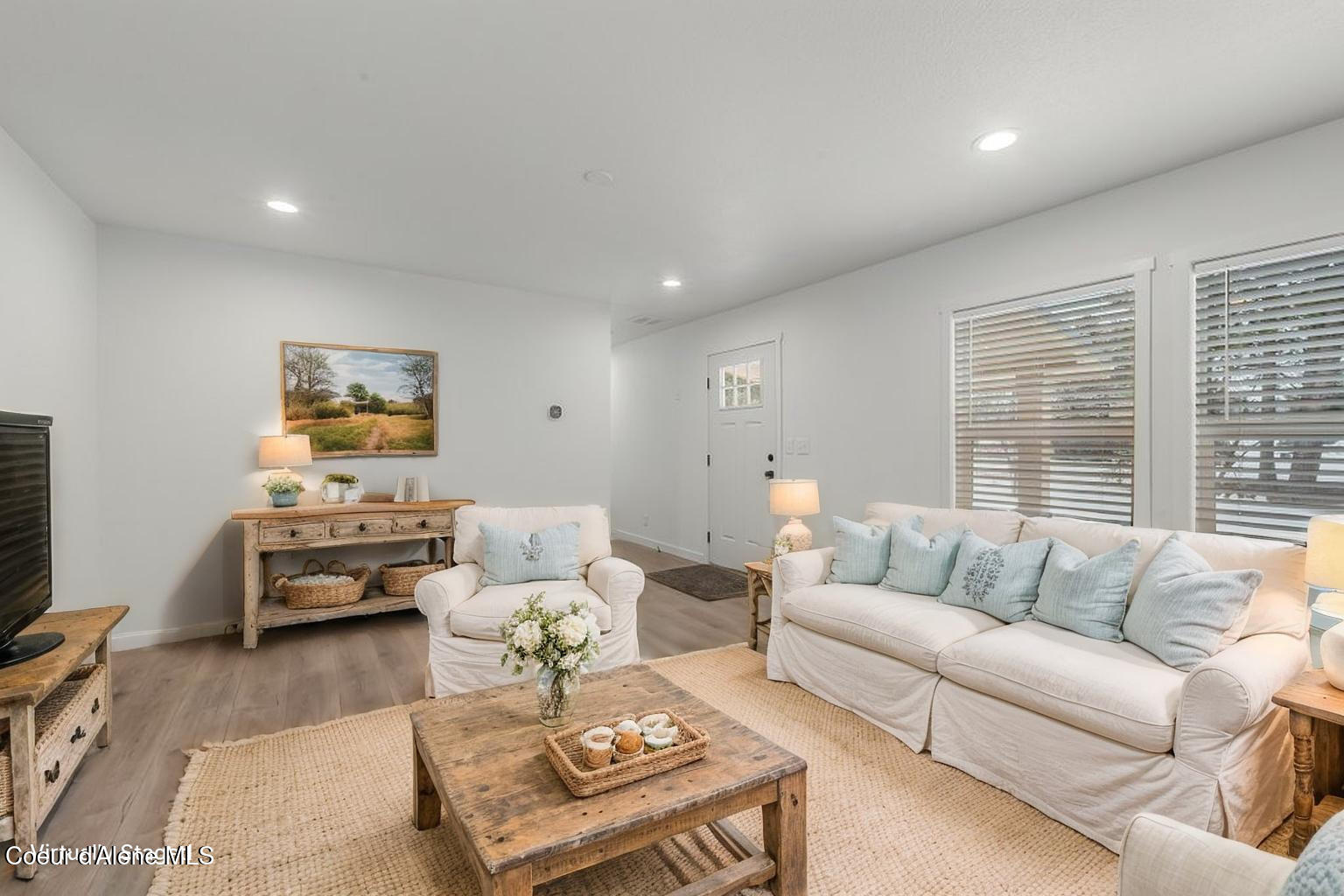 235 Davis Road Sagle, ID 83860 - Photo 7 of 29 living room