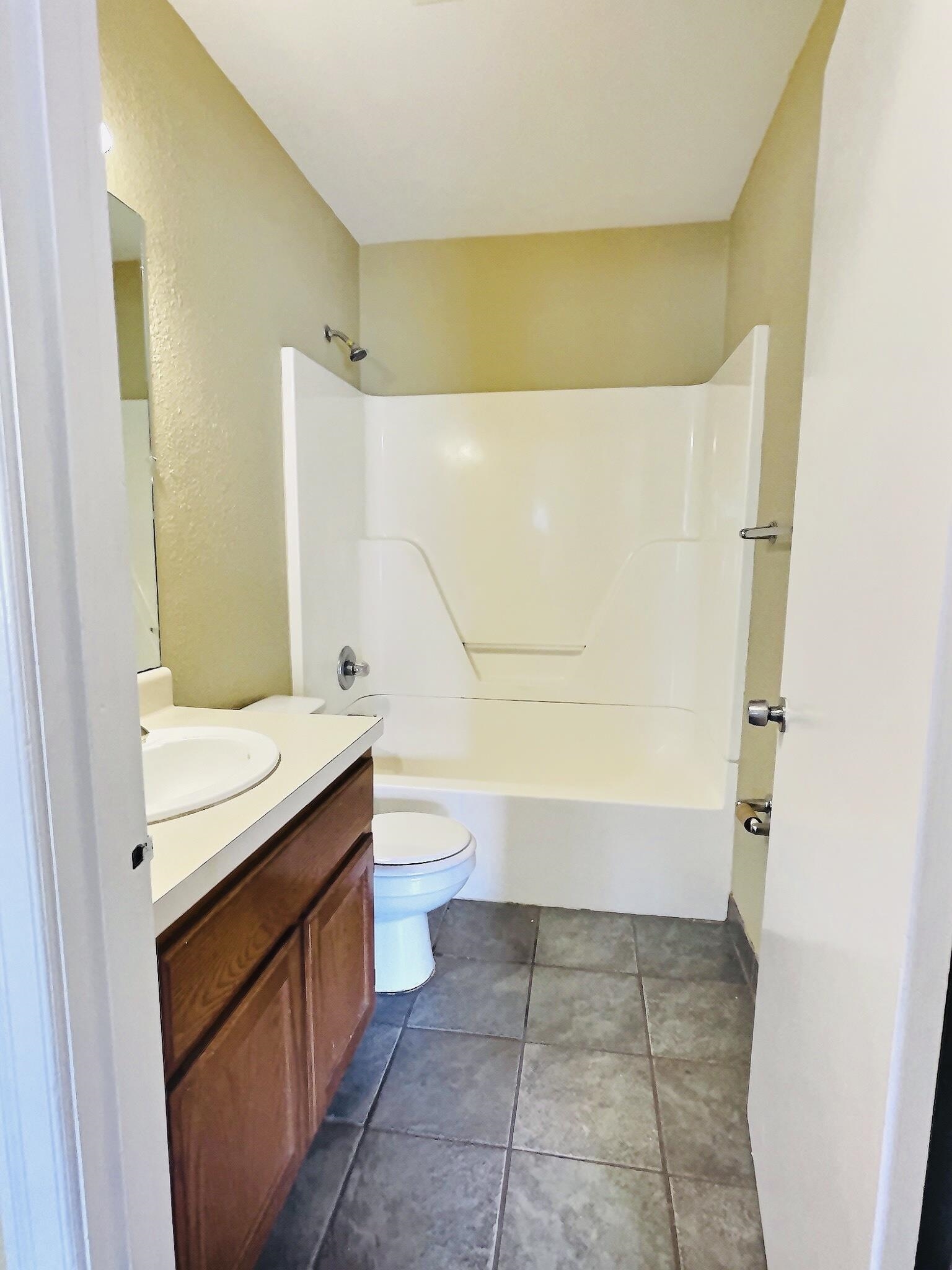 1405 South Perkins Road Memphis, TN 38117 - Photo 5 of 17 a bathroom with a bathtub sink and toilet