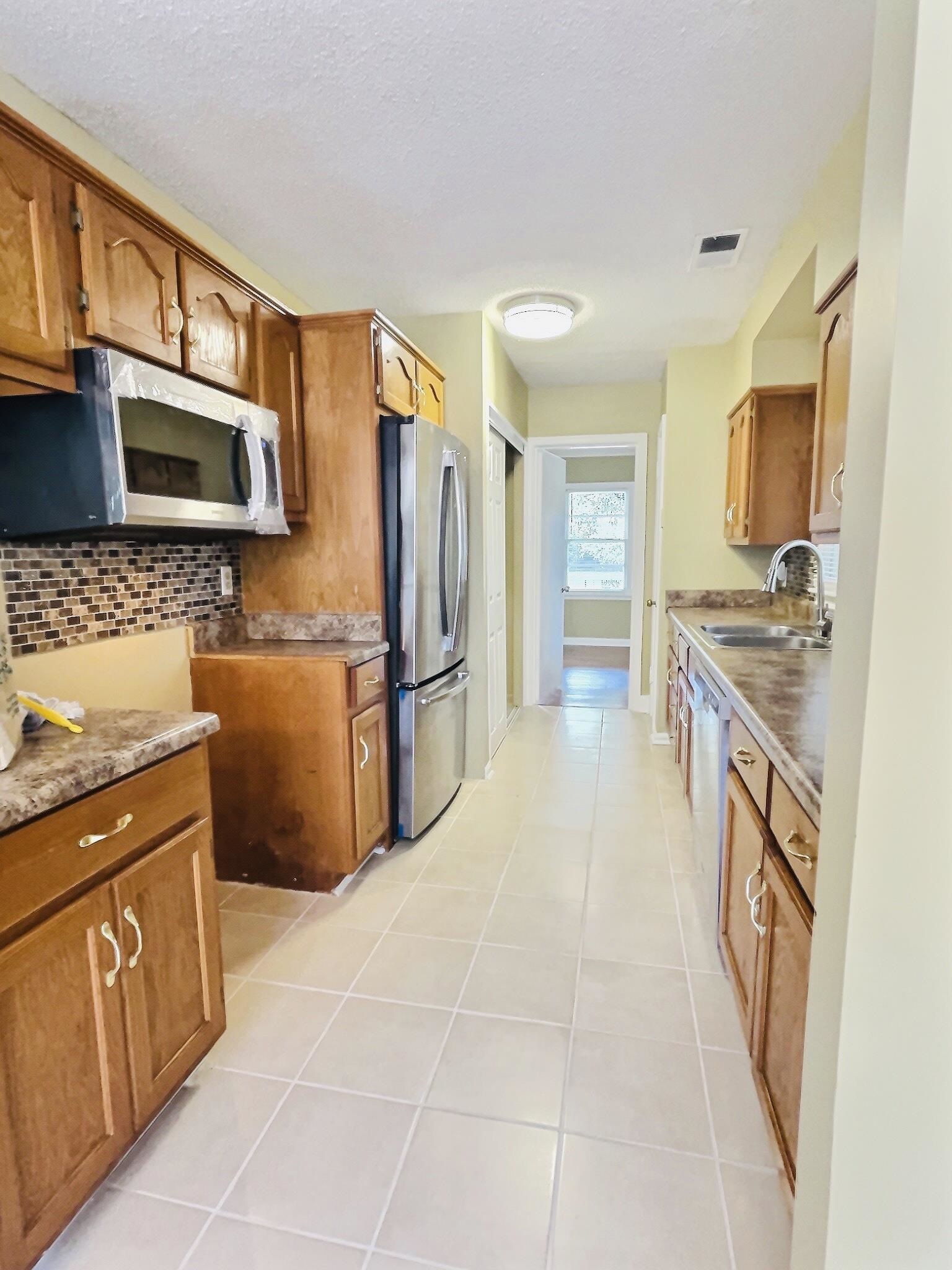 1405 South Perkins Road Memphis, TN 38117 - Photo 6 of 17 a kitchen with stainless steel appliances granite countertop a refrigerator stove and sink