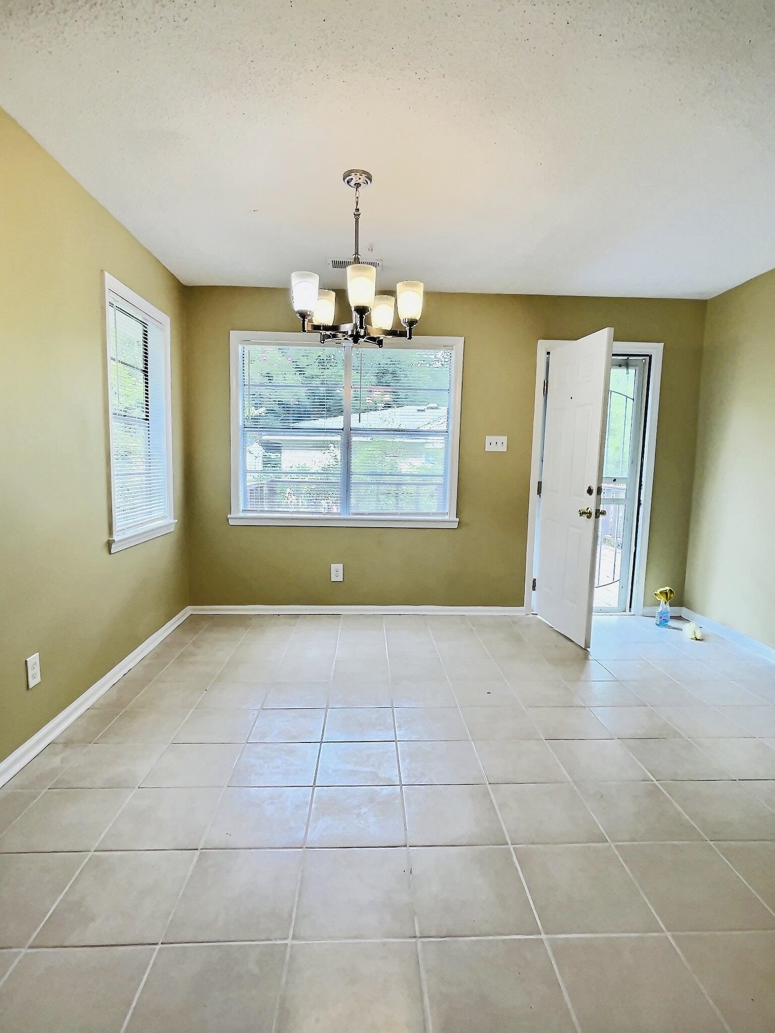 1405 South Perkins Road Memphis, TN 38117 - Photo 7 of 17 a view of an empty room with a window
