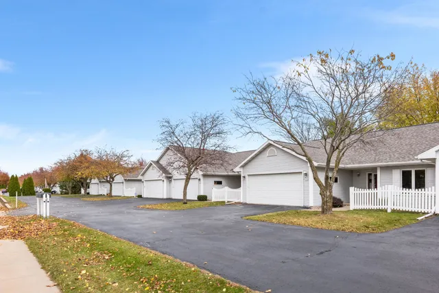 $254,000 | 1568 South Oakwood Road, Oshkosh, WI 54904