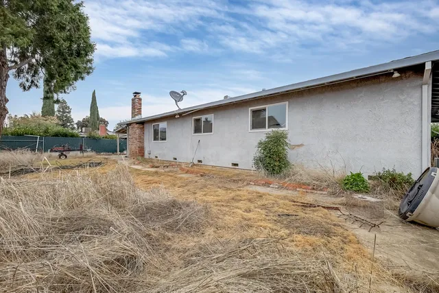 a view of a house with a backyard