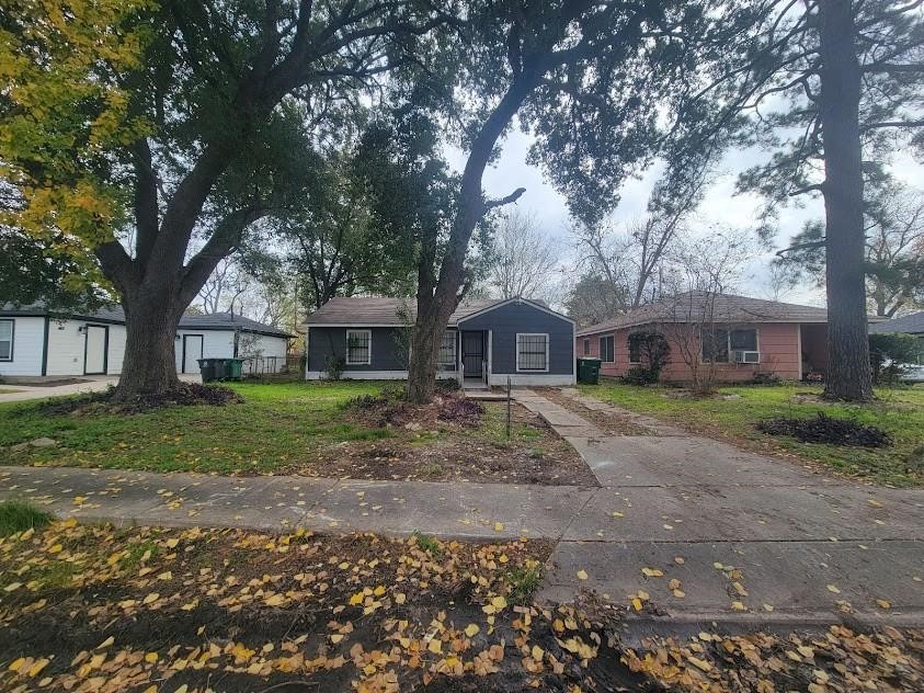 5318 Chennault Road Houston, TX 77033 - Photo 2 of 15