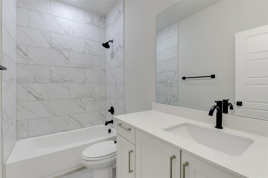 4218 Clovis Street Midlothian, TX 76065 - Photo 13 of 19 a bathroom with a sink a toilet and a bathtub