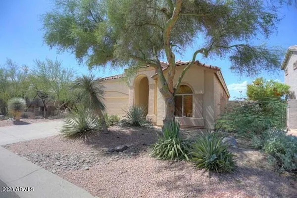 a view of a yard in front of a house