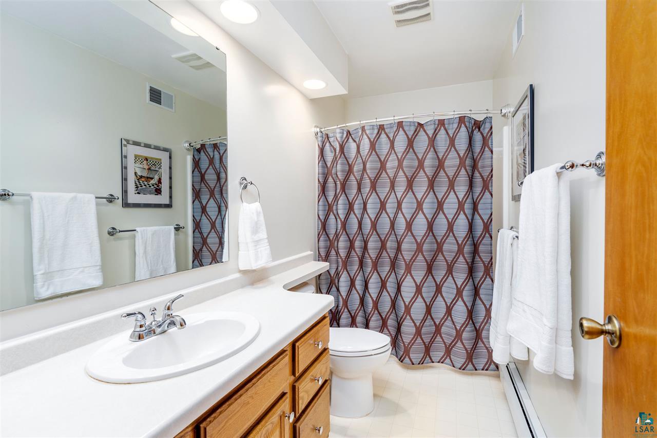 5060 Washburn Road Duluth, MN 55804 - Photo 13 of 31 Main Floor Full Bath