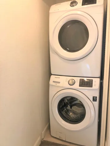 a close up view of a washer and dryer