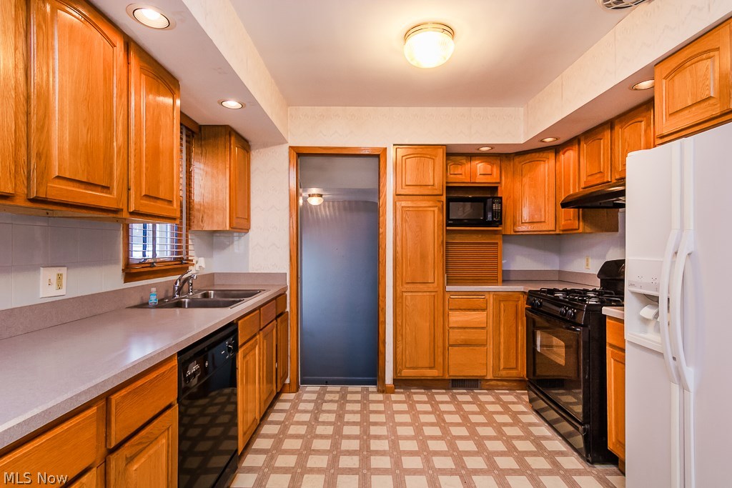 4768 Blythin Road Cleveland, OH 44125 - Photo 7 of 32