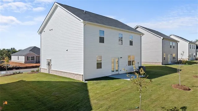 a view of a house with backyard