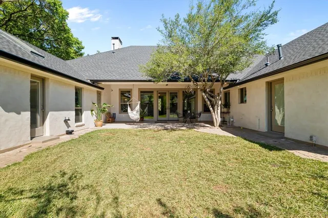 a view of a house with a backyard