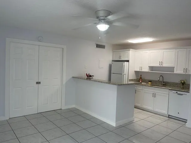 $1,650 | 639 Executive Center Drive, Unit O107, West Palm Beach, FL 33401