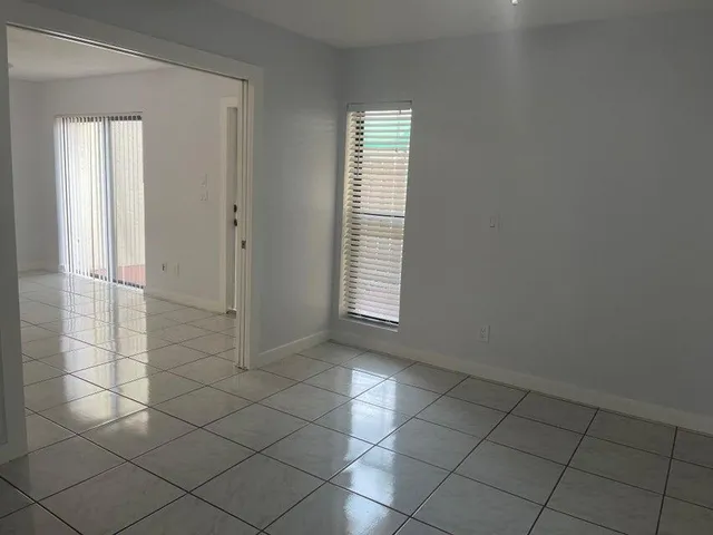 $1,650 | 639 Executive Center Drive, Unit O107, West Palm Beach, FL 33401