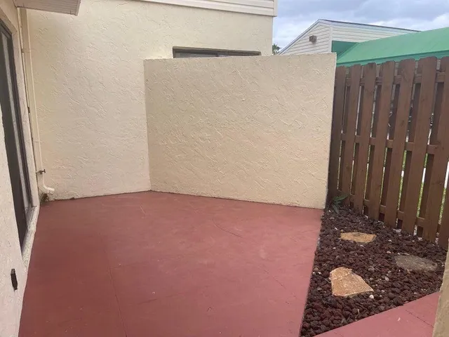 $1,650 | 639 Executive Center Drive, Unit O107, West Palm Beach, FL 33401