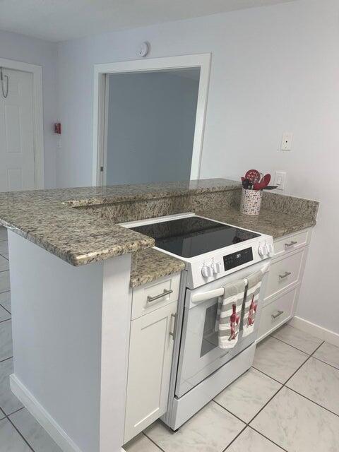 639 Executive Center Drive, Unit O107 West Palm Beach, FL 33401 - Photo 3 of 21 a utility room with dryer and washer