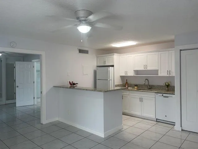 $1,650 | 639 Executive Center Drive, Unit O107, West Palm Beach, FL 33401
