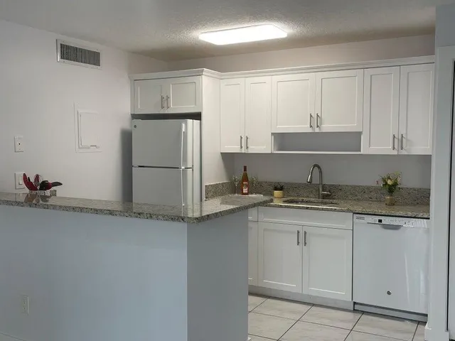 $1,650 | 639 Executive Center Drive, Unit O107, West Palm Beach, FL 33401