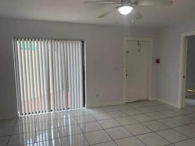 $1,650 | 639 Executive Center Drive, Unit O107, West Palm Beach, FL 33401