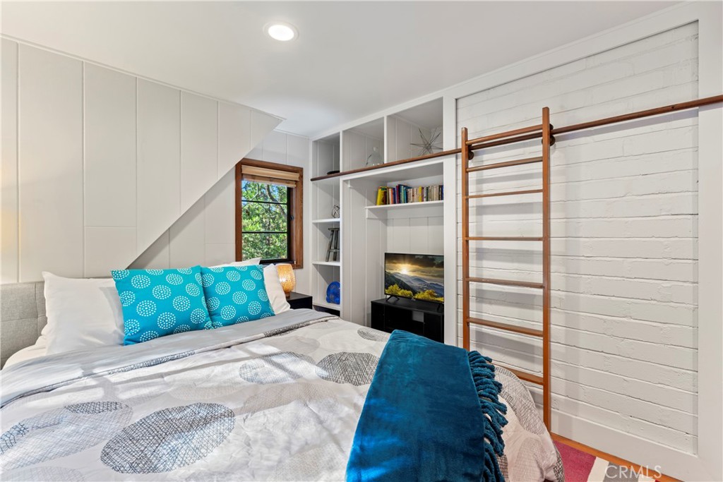 309 Castle Gate Road Lake Arrowhead, CA 92352 - Photo 28 of 58 a bedroom with a bed and a window