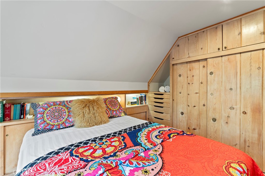 309 Castle Gate Road Lake Arrowhead, CA 92352 - Photo 37 of 58 a bedroom with a bed and a dresser