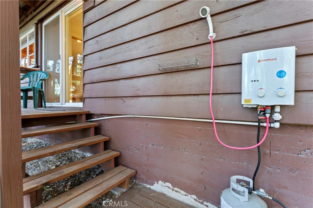 309 Castle Gate Road Lake Arrowhead, CA 92352 - Photo 44 of 58 a bathroom with a toilet