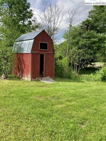 a view of front of a house with a yard