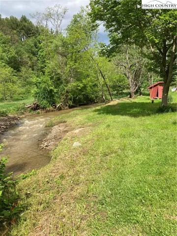 a view of yard with green space