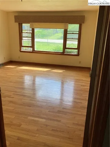 a view of empty room with window