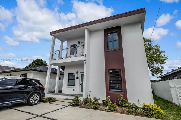 a car parked in front of white house