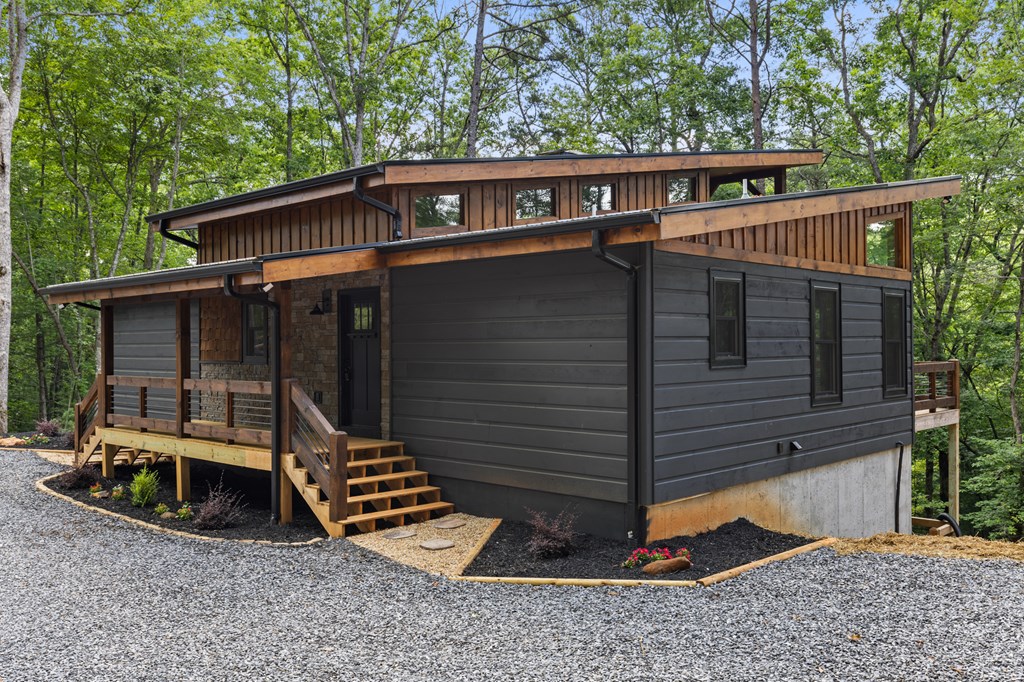307 Mangum's Trail Blue Ridge, GA 30513 - Photo 4 of 36 a view of backyard with deck