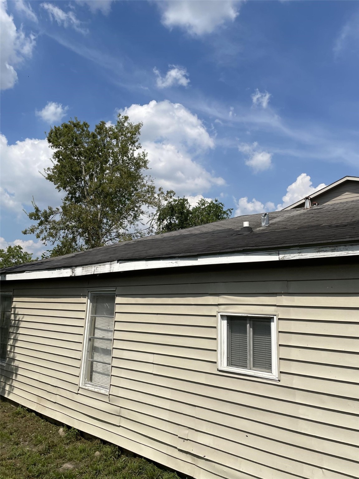 301 Connecticut Street Houston, TX 77029 - Photo 17 of 24 a view of a windows in the balcony