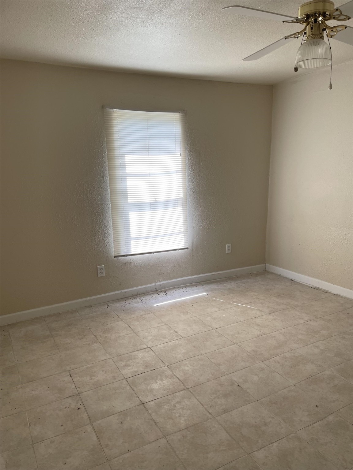 301 Connecticut Street Houston, TX 77029 - Photo 4 of 24 an empty room with a window