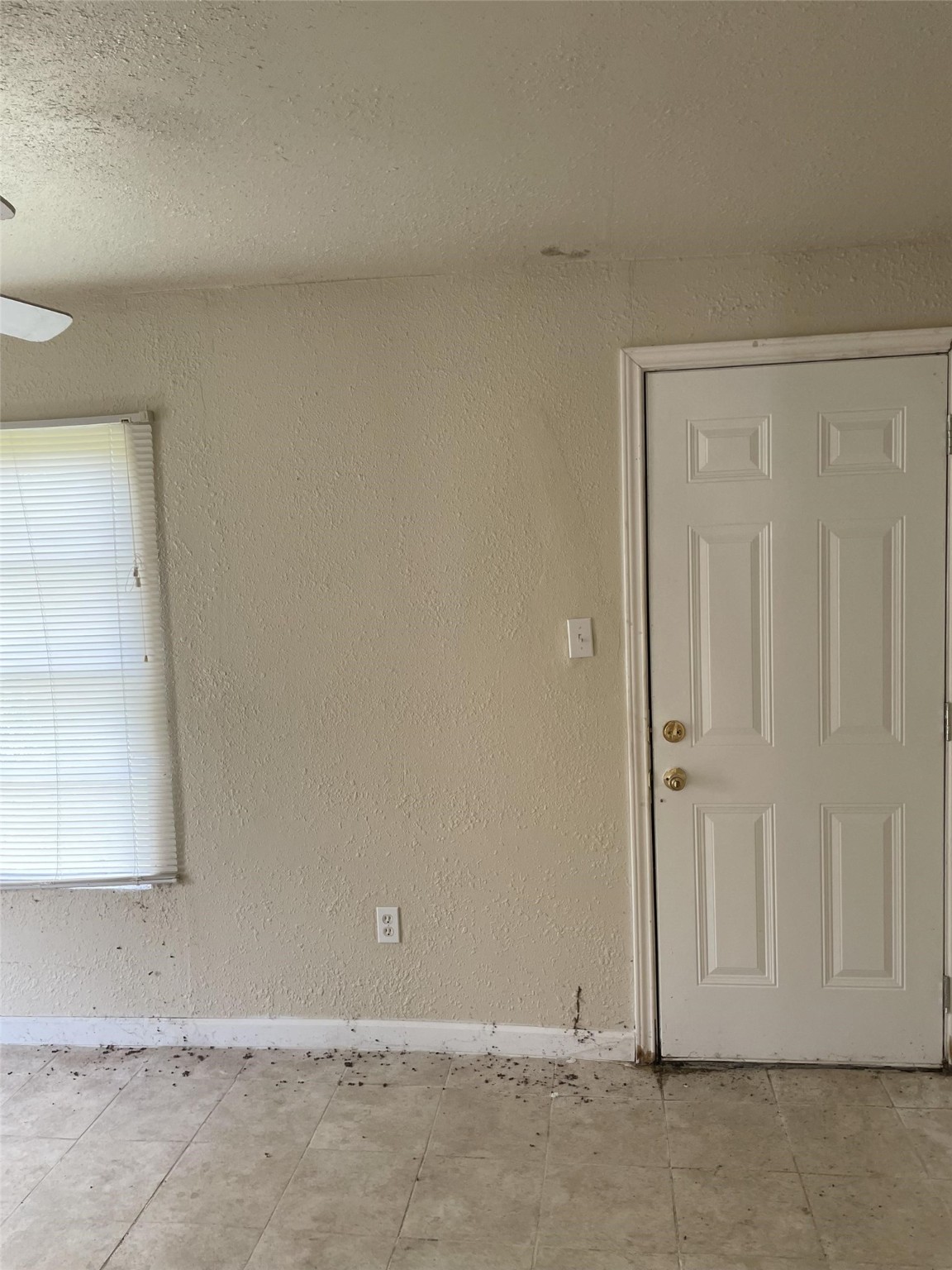 301 Connecticut Street Houston, TX 77029 - Photo 5 of 24 an empty room with cabinet
