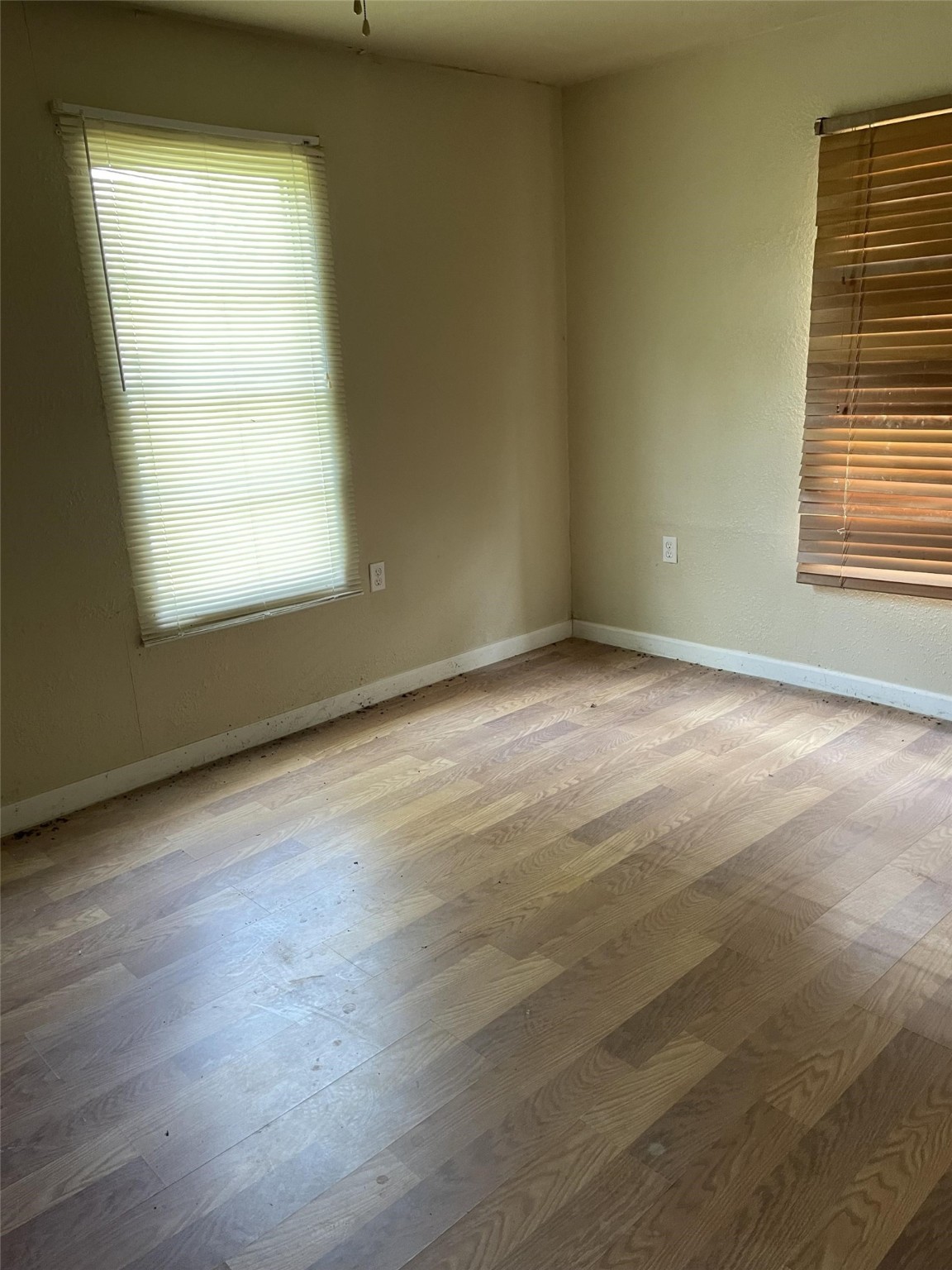 301 Connecticut Street Houston, TX 77029 - Photo 8 of 24 an empty room with wooden floor and windows