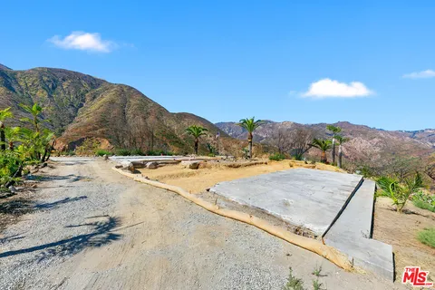a view of the terrace of the house