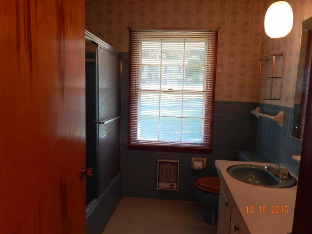 5024 Boss Road Kingsport, TN 37664 - Photo 10 of 24 upstairs bath