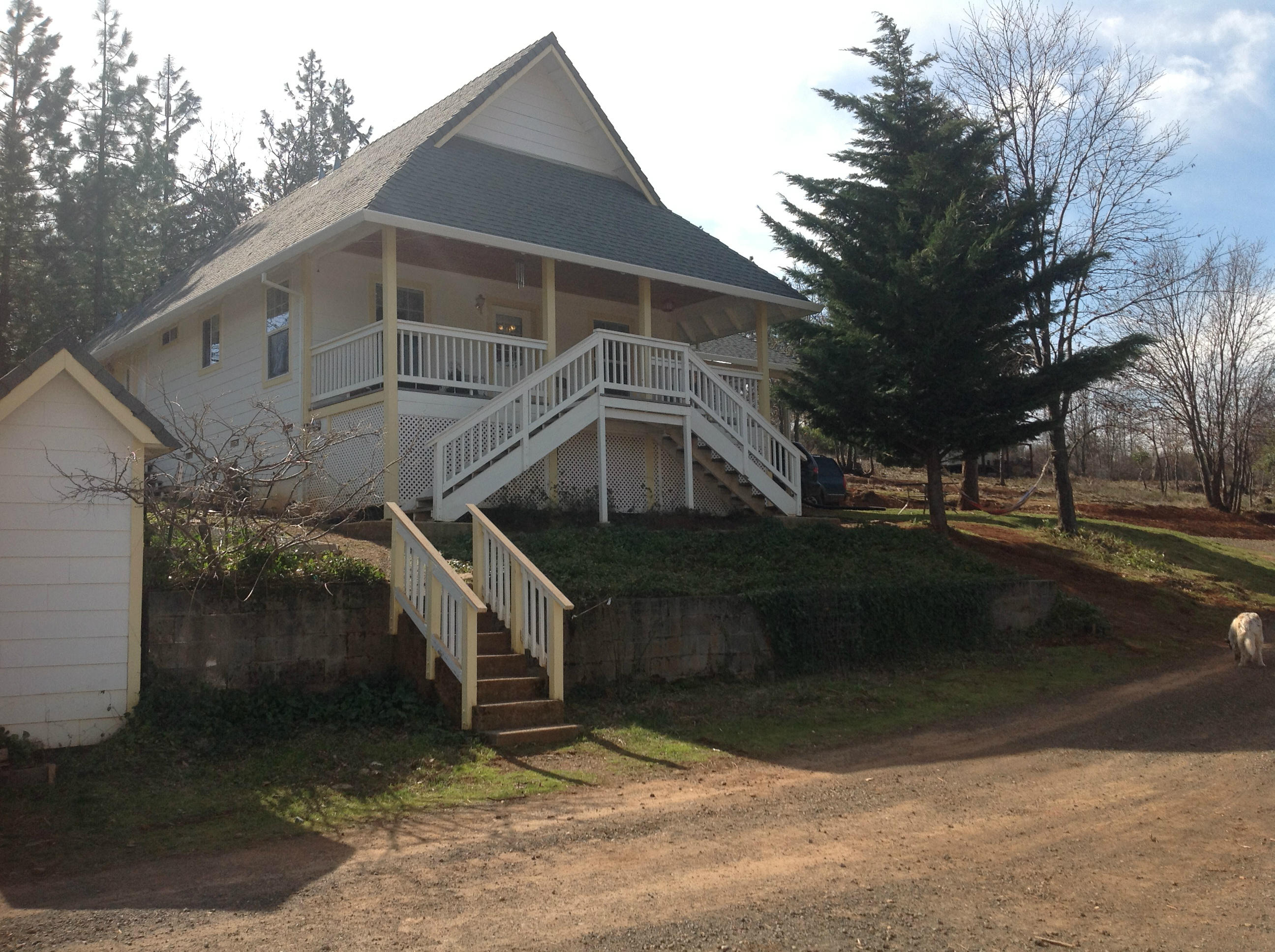 a view of a house with a yard