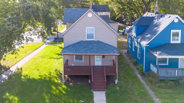 a view of a house with a yard