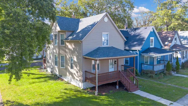 a view of a house with a yard