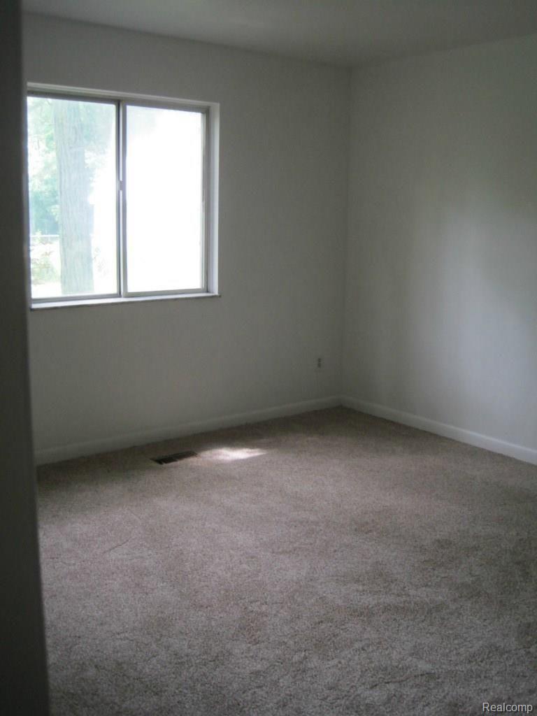 9202 Lee Road Brighton, MI 48116 - Photo 24 of 33 Lower level bedroom