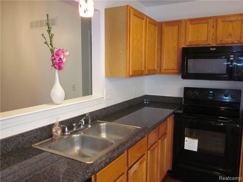 21600 River Ridge Farmington, MI 48335 - Photo 7 of 29